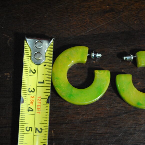 Vintage Marbled Green & Yellow Bakelite Hoop Earrings - Picture 9 of 11